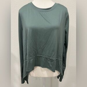 BODY & SOUL Long Sleeve Sharkbite Top EUC